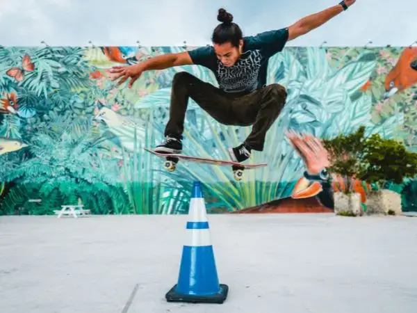 Sztuka trików na skateboardzie: Od podstaw do zaawansowanych technik.